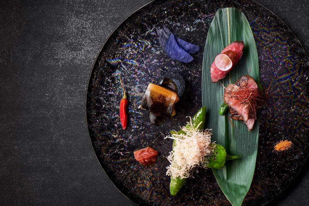 京都翠岚豪华精选酒店。创新晚宴套餐，在会席料理的形式与技法中融入了法国料理的审美意识。