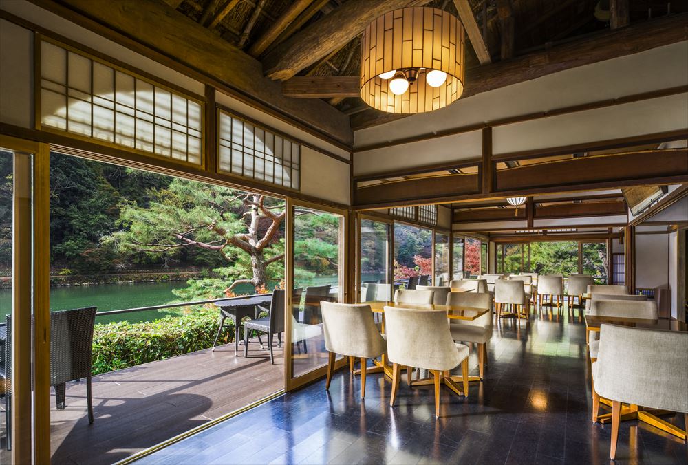 京都翠岚豪华精选酒店。酒店内的咖啡店“茶寮 八翠”将历史超过100年的建筑物“八赏轩”的传统继承到现代。