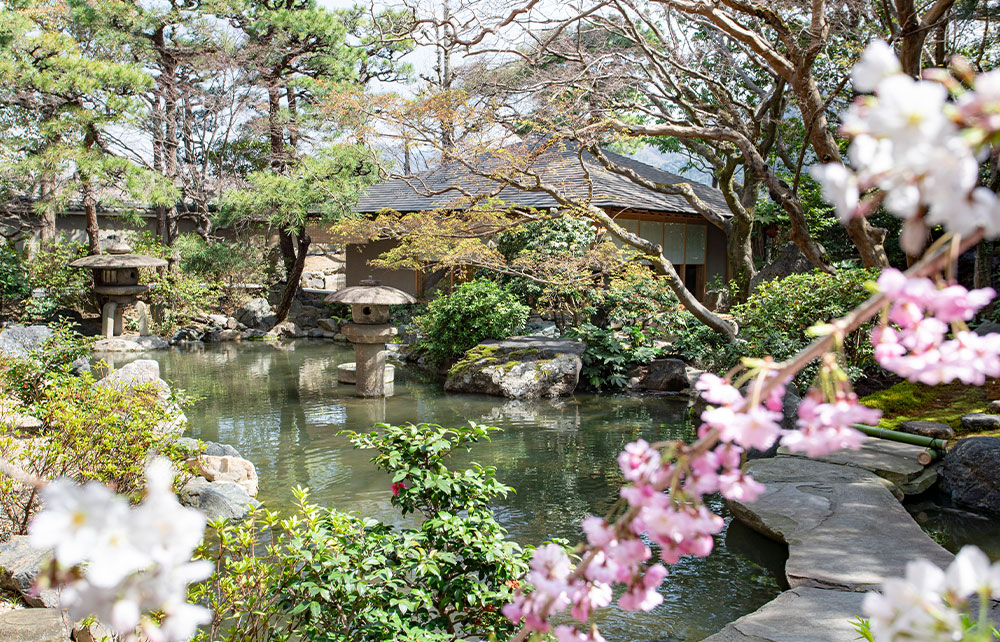 馥府 京都_日本庭园引入了流经邻近名胜“无邻庵”的琵琶湖疏水。您可以在客房、餐厅、酒吧以及别屋中欣赏到四季景色的变化。