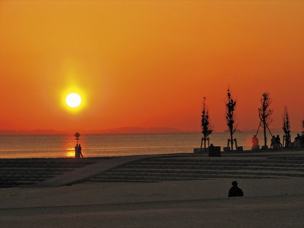 冲绳海滩塔酒店_夕阳下的日落海滩，满是浪漫的橙色景象。