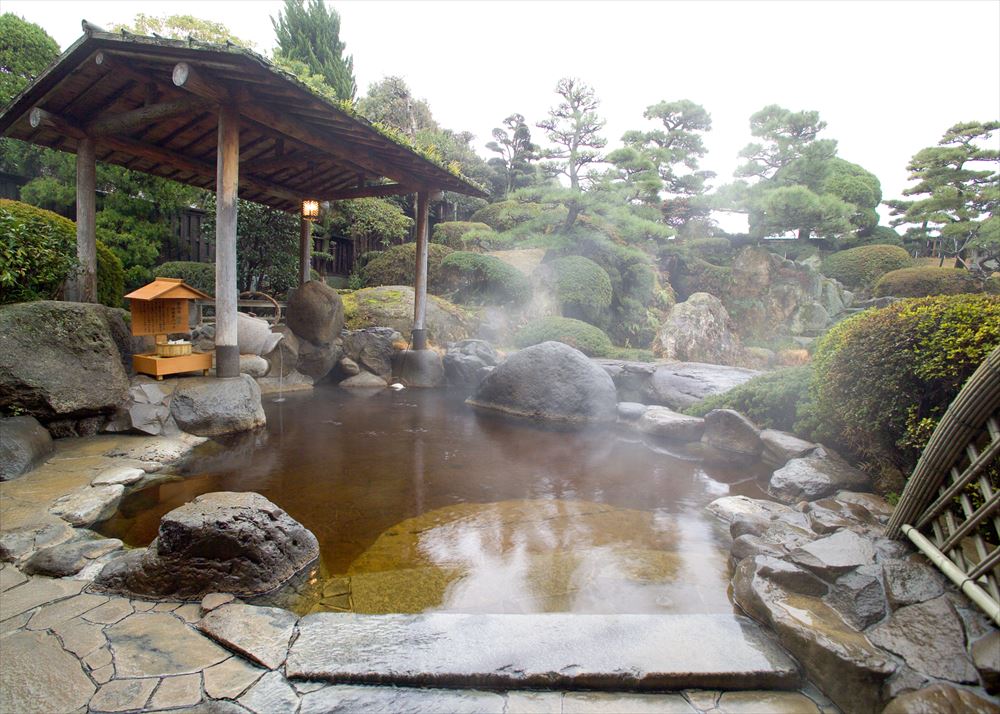 和乐园_本旅宿自豪的露天茶浴池。 （日本三大美肌温泉中加入嬉野茶）