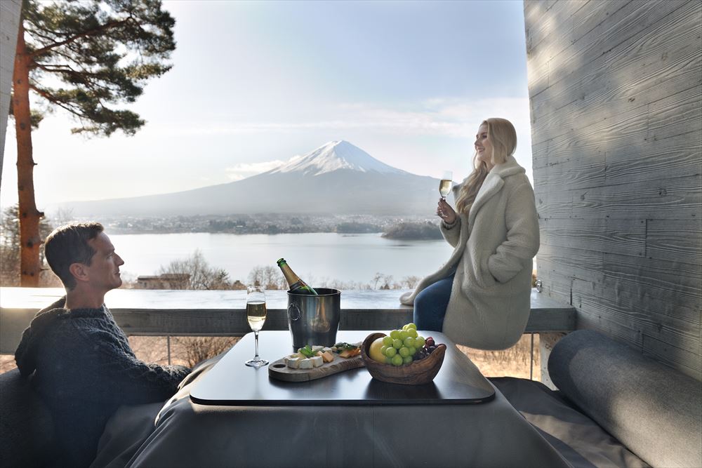 虹夕諾雅 富士_特地設計的客房，以便欣賞富士山山腳與湖泊的景觀，以及隨季節更迭變化的大自然。有1/3的空間做成露台客廳，並限定只在冬季加設暖桌，能感受意想不到的溫暖包圍身邊。