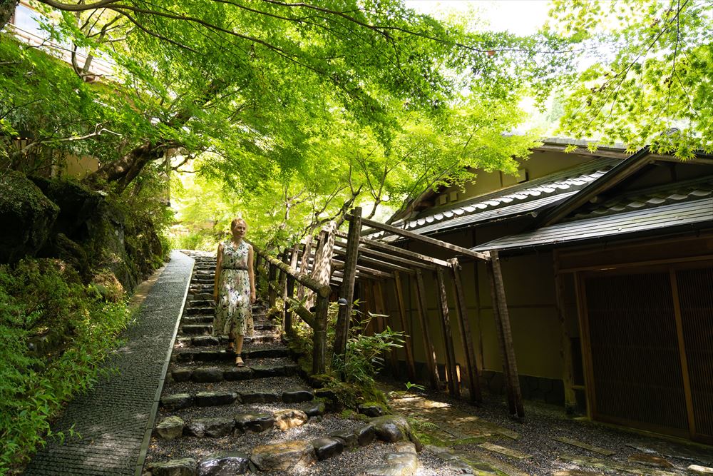 虹夕諾雅 京都_嵐山是京都中受到嚴格景觀法規約束的區域，在保留建築與自然環境等傳統風貌時，也嘗試著新穎的景觀設計。