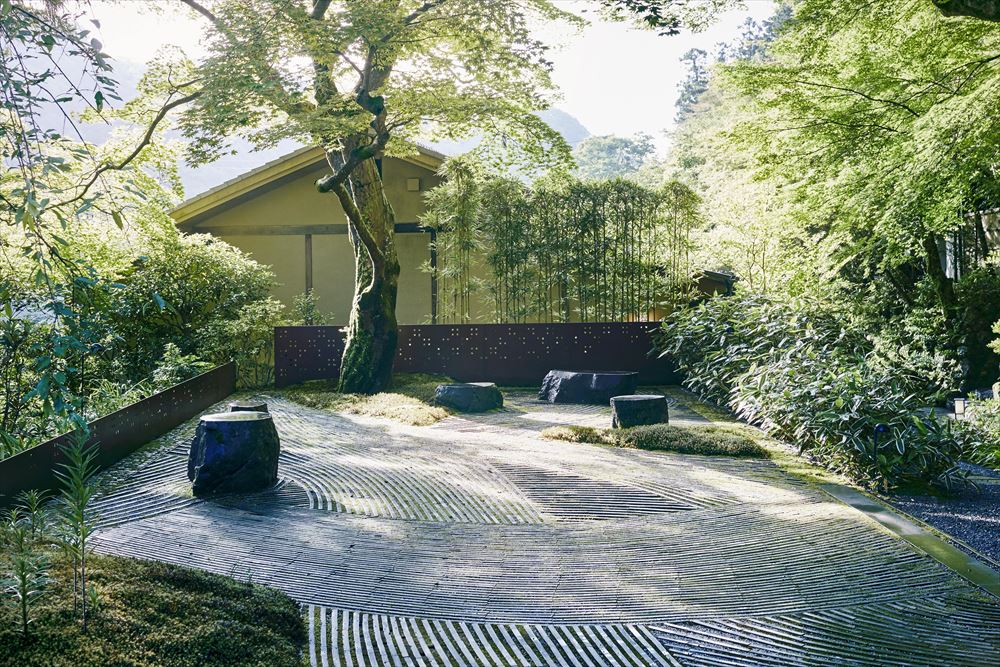 虹夕諾雅 京都_漫步靜謐枯山水。「奧之庭」以燻瓦和白砂構成沙紋圖案。此空間不僅適合觀賞，還可四處漫步，或是停下腳步聚聚。