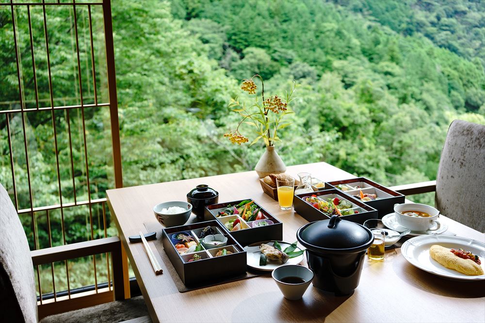 HAKONE HATSUHANA。早餐有日式與西式可供選擇，積極使用當季的當地食材製作，包括神奈川縣內水耕栽培的蔬菜沙拉等。