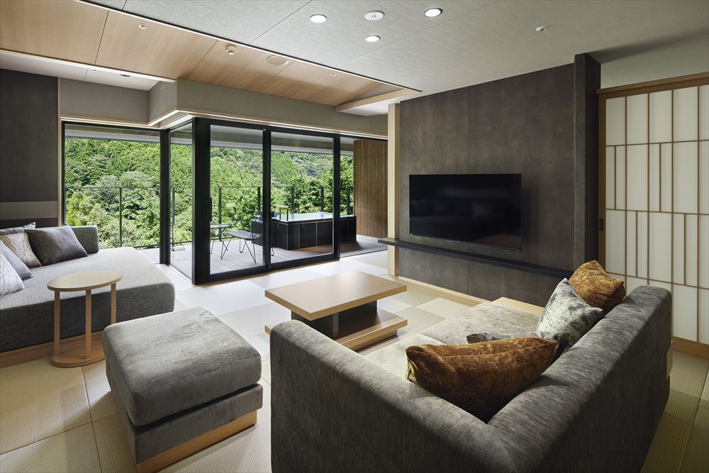 HAKONE HATSUHANA。「頂級B型客房」是以箱根的大地為主題設計的空間，望向窗外即是四季美景。