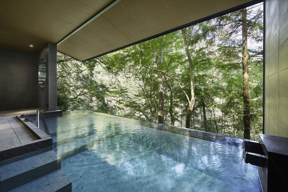 HAKONE HATSUHANA。在需事先預約的4座包場浴池中，「川音之湯」是採用融入大自然之中的無邊際景觀溫泉設計。