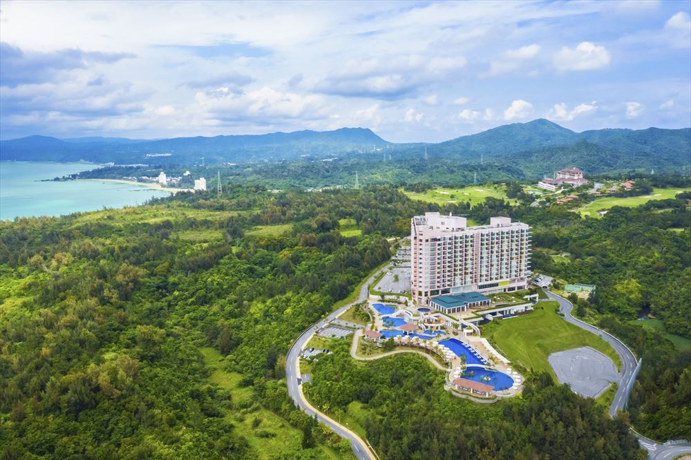ORIENTAL HOTEL OKINAWA RESORT &SPA。飯店的概念為「與島同遊 與森林相連」，位於沖繩本島北部，亞熱帶蓊鬱森林與湛藍海洋開展的山原入口。