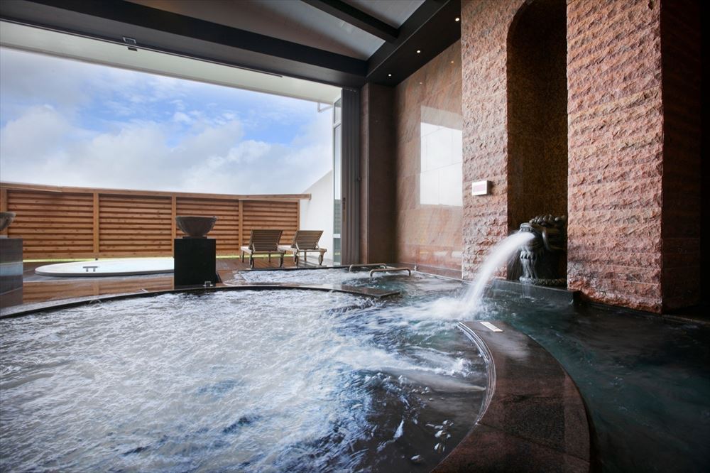 ORIENTAL HOTEL OKINAWA RESORT &SPA。SPA。寧靜中迴響舒適水聲的高雅空間。在南國清爽的島風與五種浴池裡，悠閒感受讓身心放鬆的療癒時光。