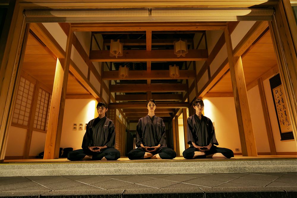 永平寺 親禪旅館 柏樹關_多功能室“開也之間”。入口大廳旁邊鋪著榻榻米的空間象徵著柏樹關的親禪空間。