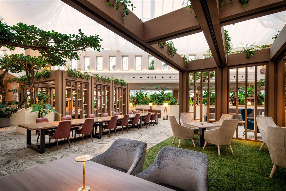 ORIENTAL HOTEL OKINAWA RESORT &SPA。Club Lounge。山原天然植物包圍的Lounge。嶄新的Club Lounge是一處裝飾著山原天然植物，綠意盎然的療癒空間。專屬的工作人員將會協助提供舒適的飯店住宿體驗。