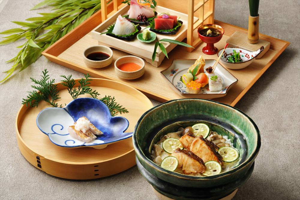 星野集團 界 玉造_晚餐（示意圖）。赤鯥(紅喉)、蛤蜊及松葉蟹是日本海孕育的鮮美食材。無論是限定時節才開放捕撈的螃蟹，還是口感彈牙、滋味鮮甜的蛤蜊，一年四季都有不同的時令美味。