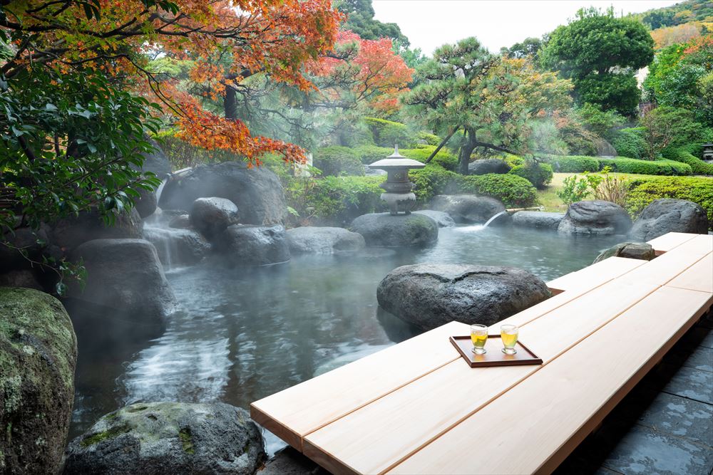 星野集團 界 伊東_前往能一邊欣賞日本庭園一邊泡腳的足湯。舒緩因四處走動而疲憊的雙腳。