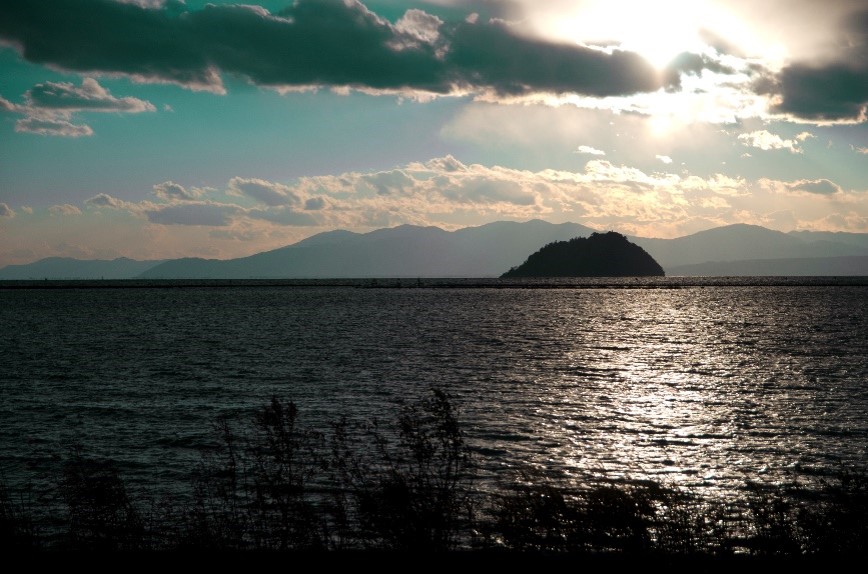 旅館 紅鮎_所有客房皆可欣賞的竹生島，是很有人氣的能量景點