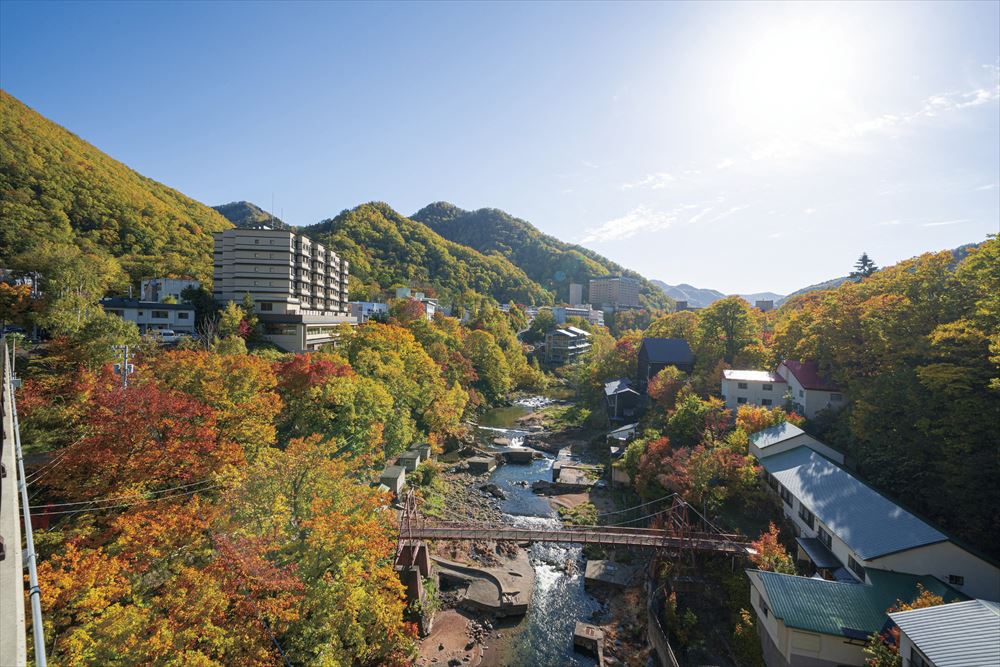 定山溪 有樂茅草屋_【外觀】舒適的溫泉旅館「有樂草庵」位於溪谷與蓊鬱森林環繞四周的「札幌後花園內廳」定山溪，實現優質閒適的住宿時光。