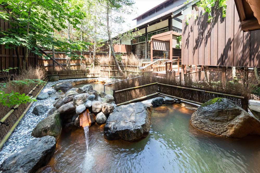 深山櫻庵別館 湯巡之宿 平湯館_建築與庭園植物環繞四周的岩浴池。