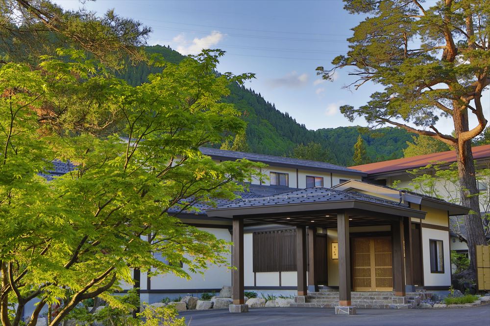 湯煙之宿 稻住溫泉_外觀。橫跨秋田、宮城、山形縣交界處的山岳環繞四周，擁有寬達萬坪腹地的隱密旅館