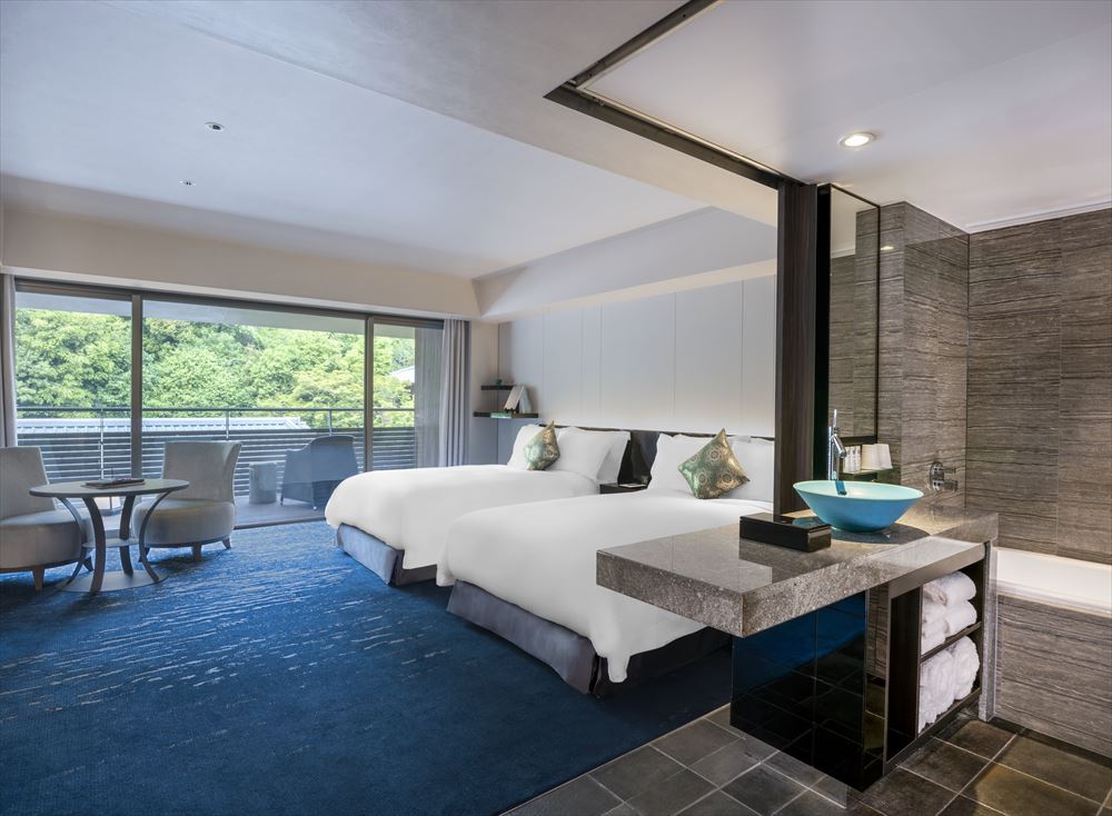 京都翠嵐豪華精選飯店。「月之音」高級雙床房，以水面映月為概念設計的地毯令人印象深刻。