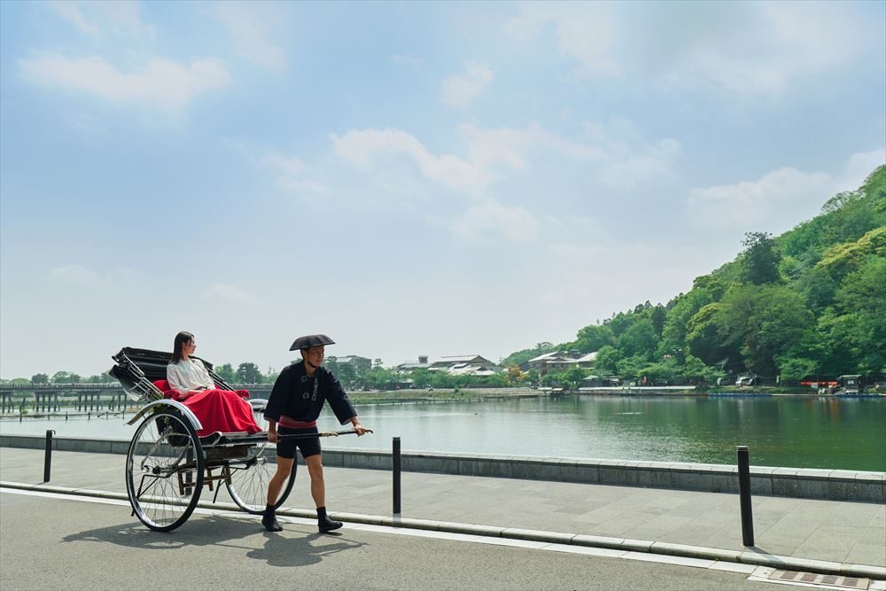 京都翠嵐豪華精選飯店_人力車接送服務，可在前往飯店的途中一邊眺望嵐山美景。