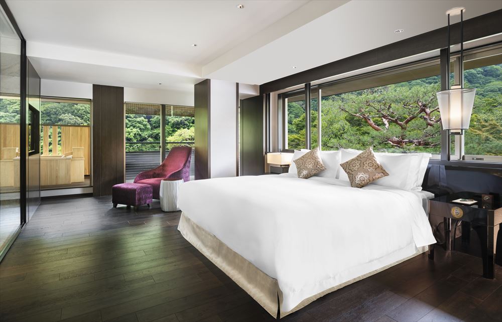 京都翠嵐豪華精選飯店。「翠嵐」的邊間總統套房擁有94平方公尺的寬敞空間，可全方位欣賞嵐山的絕美風光。