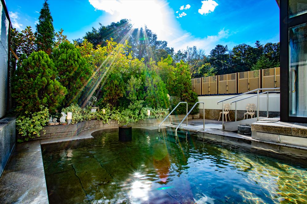 奥州秋保溫泉 蘭亭。露天浴池可欣賞四季遞嬗的美景。