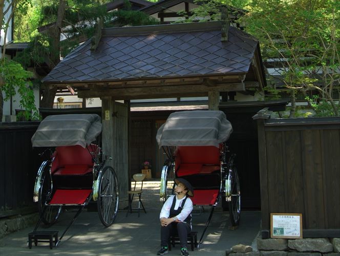 田町武家屋敷飯店_在武家宅邸前等候的人力車。