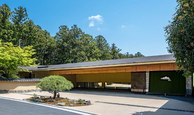 箱根・翠松園_入口處有翠松園名稱中的「松樹」迎面而來。此松樹為「多行松」，是不存在於自然界中的園藝品種，也是在神社佛閣及公園等處可見到的矮松樹。