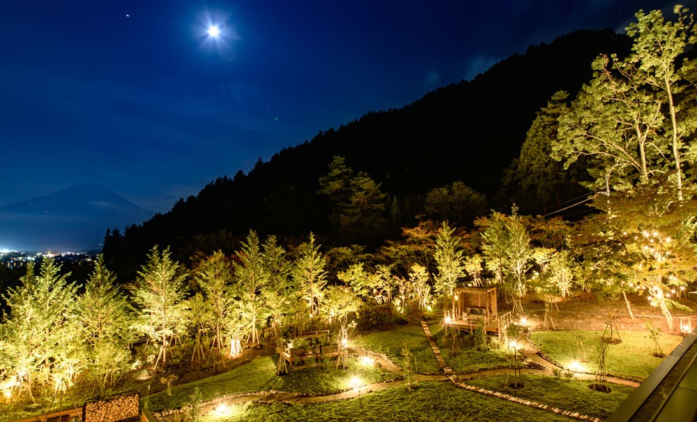 馥府河口湖_【庭園】分成風情各異的四個區塊，可在酒吧點用飲料和下酒菜後，於喜好的區域享用。