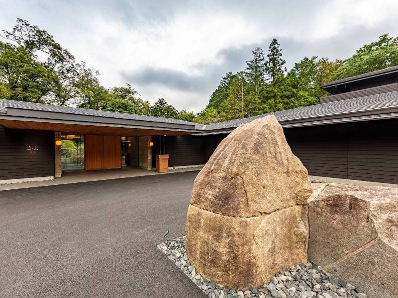 馥府 日光_主樓棟為歷史悠久的日本優美木造建築。「馥府 日光」位於散發出神聖氣氛的田母澤御用邸紀念公園旁，距離獲列為世界遺產的日光東照宮也十分近。