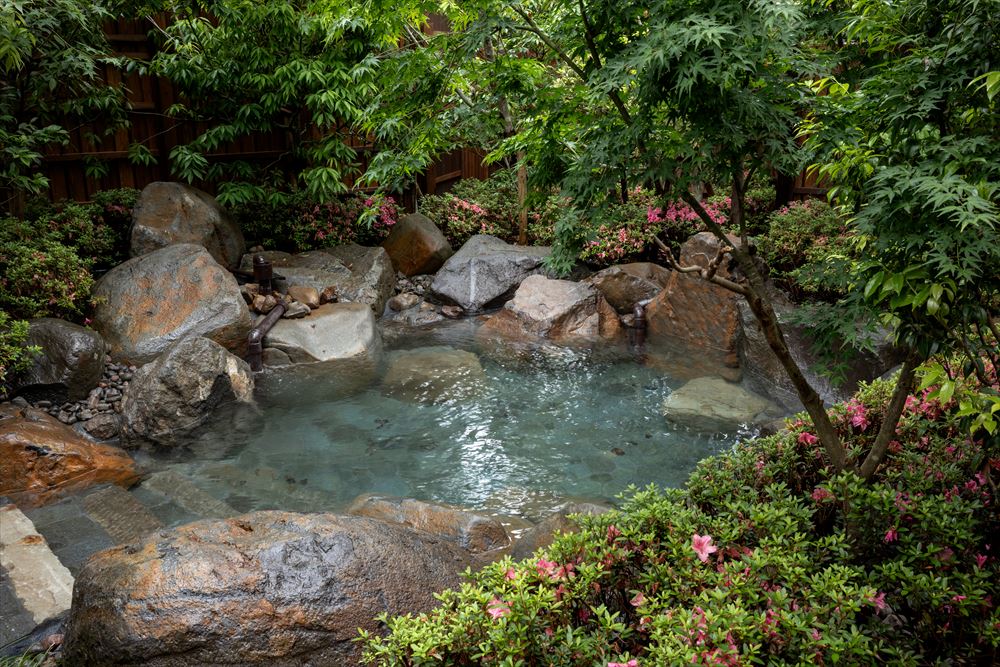 嬉野元湯_在庭園中展現岩石風情的露天浴池（男湯）