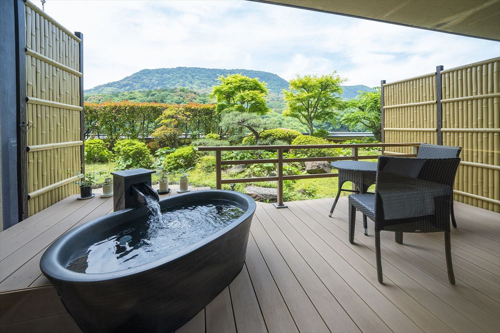 Guest rooms with open-air baths