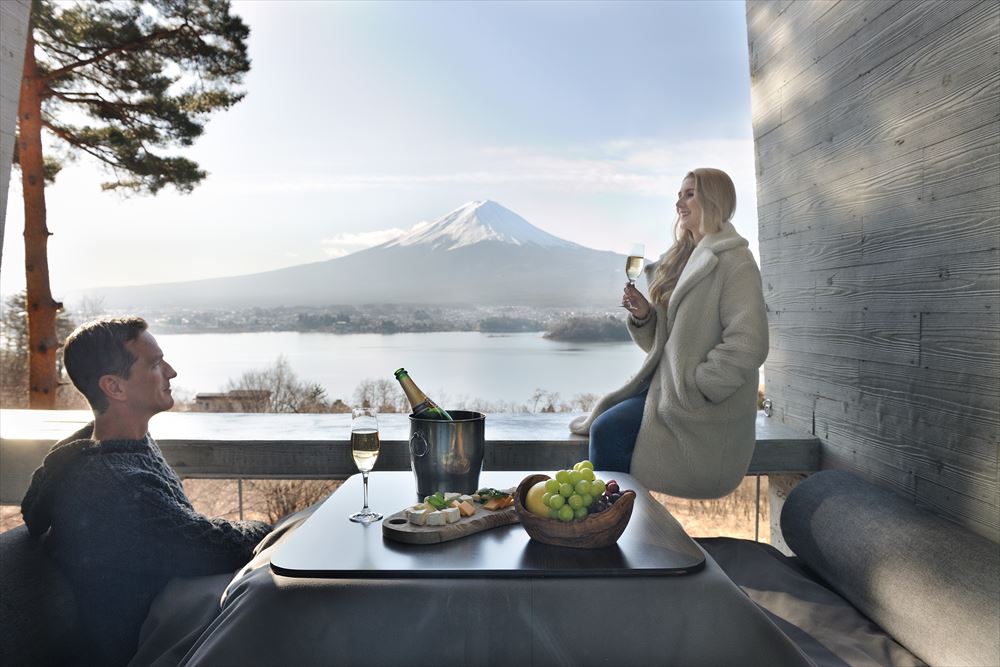 テラスのこたつで暖まりながら富士山を眺めることのできるキャビン