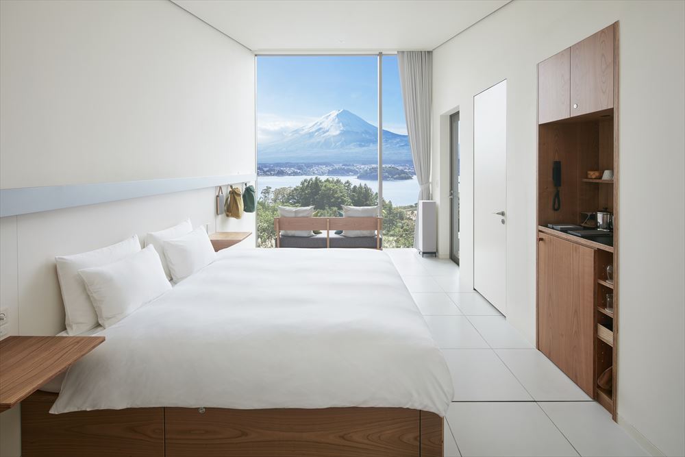 キャビンルームの窓外から富士山を眺められる