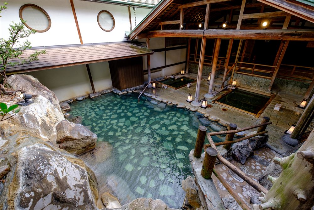三朝館の露天風呂「滝の湯」