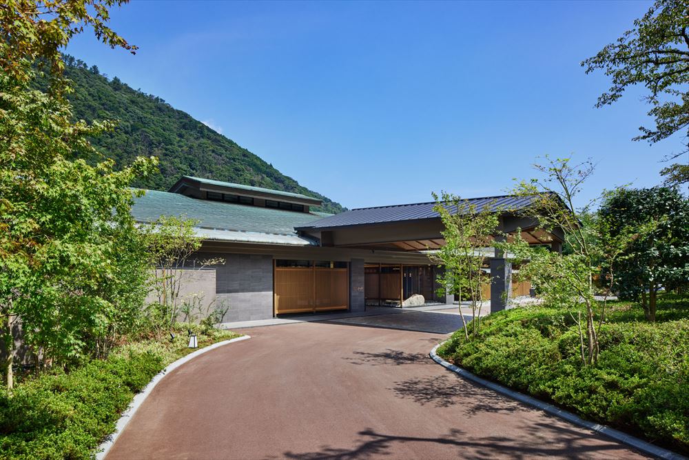 箱根湯本のホテル「はつはな」の外観。日本伝統の建築「平屋」に見えますが、実際には箱根の渓谷沿いに建つ６階建てのホテルです。
