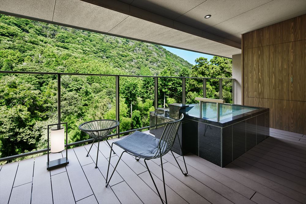 箱根湯本のホテル「はつはな」。全客室が山側向きで、露天温泉風呂を完備。日本的な歴史を感じる自然風景と温泉を室内で楽しめます。