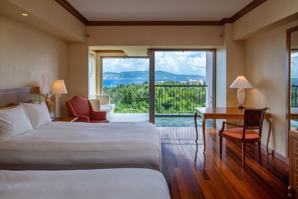 「オリエンタルホテル 沖縄リゾート＆スパ」の客室。広い空間と、上質な寛ぎ、ラグジュアリー感漂うスイートルーム。広々とした和洋室の快適空間やバリアフリールームを完備。