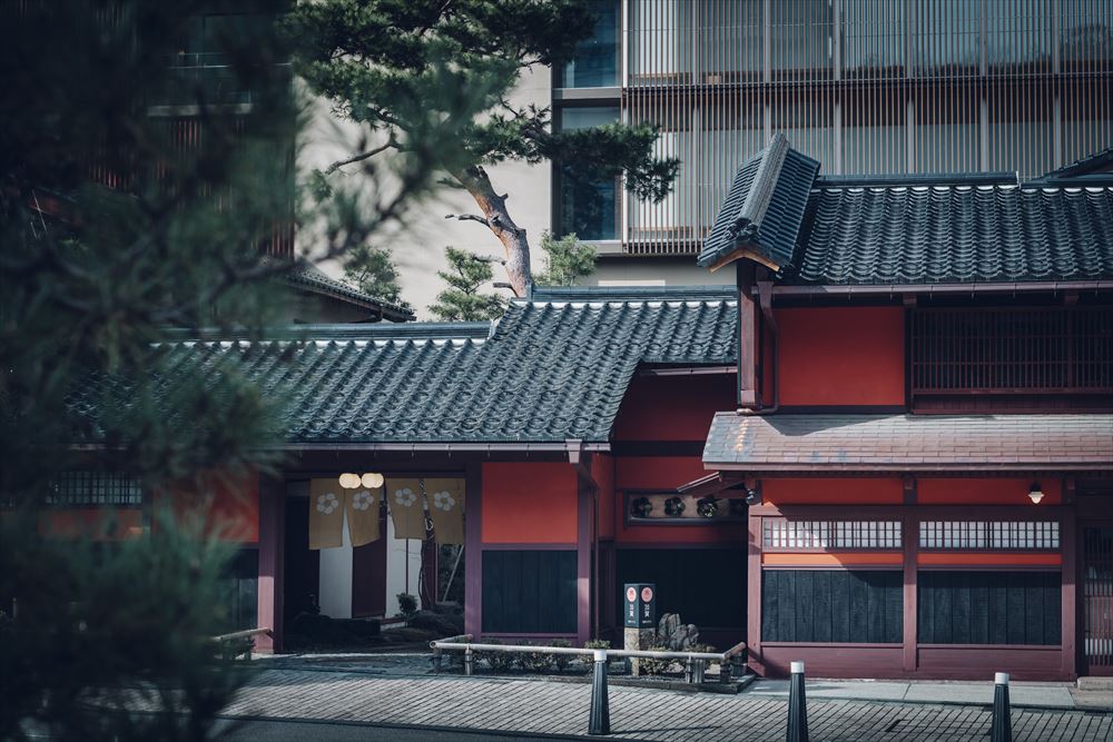 界加賀は国の有形文化財に登録されている紅殻格子（べんがらごうし）が印象的な建物
