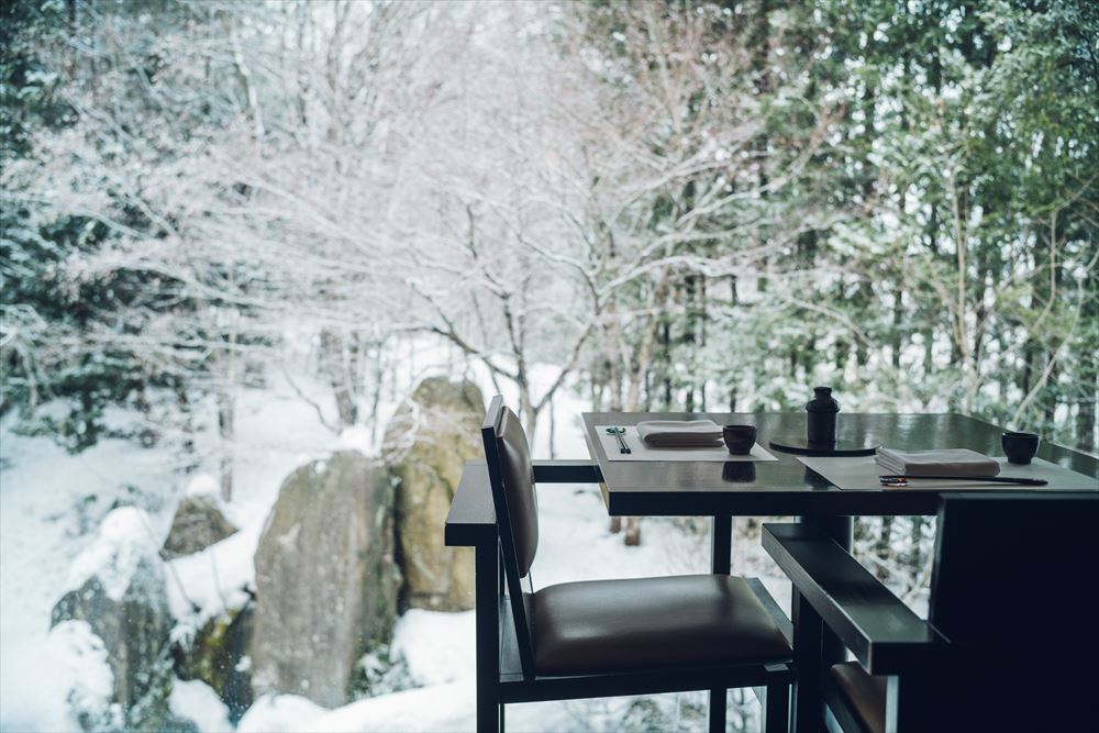 半個室の食事処。冬は雪景色を眺めながら地酒が味わえる