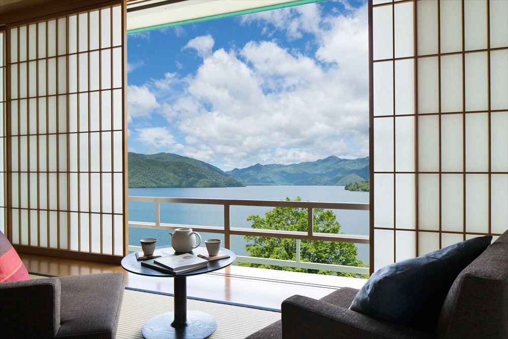 和室の障子を開けると中禅寺湖と日光連山の絶景が広がる