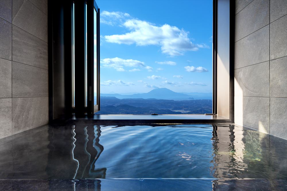 上層階に位置する露天風呂付きの部屋。露天風呂から桜島や錦江湾を見渡せる