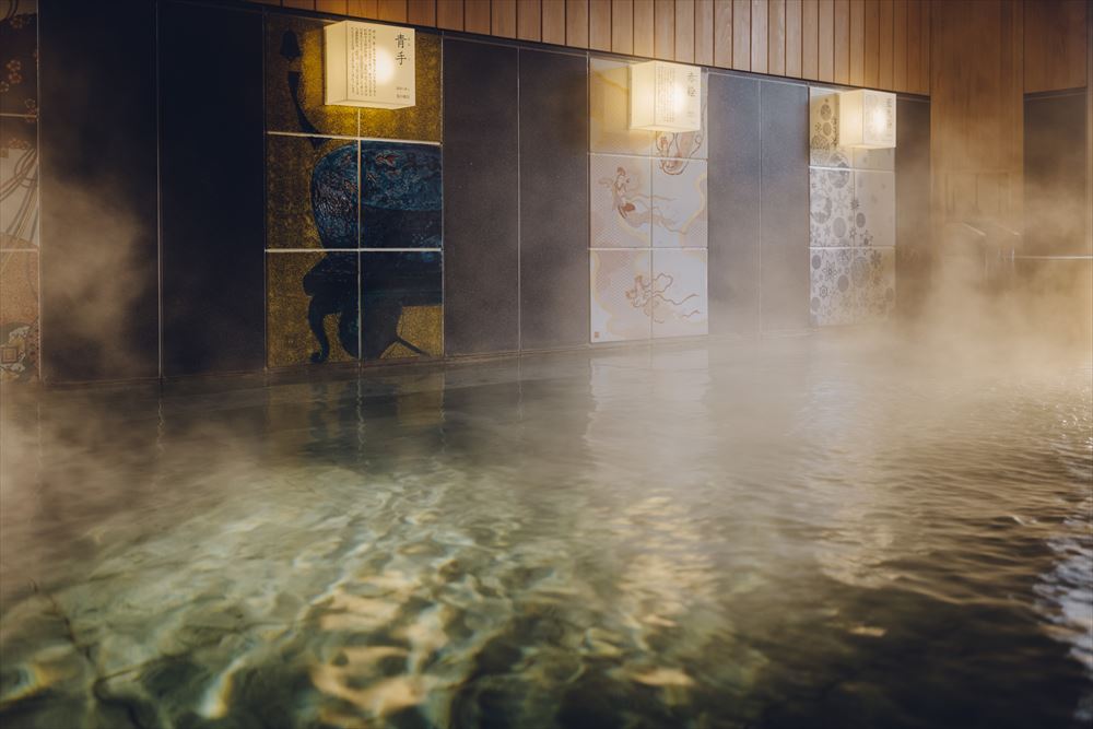 加賀の四季を表現した九谷焼のアートパネルや金沢箔をあしらった浴場