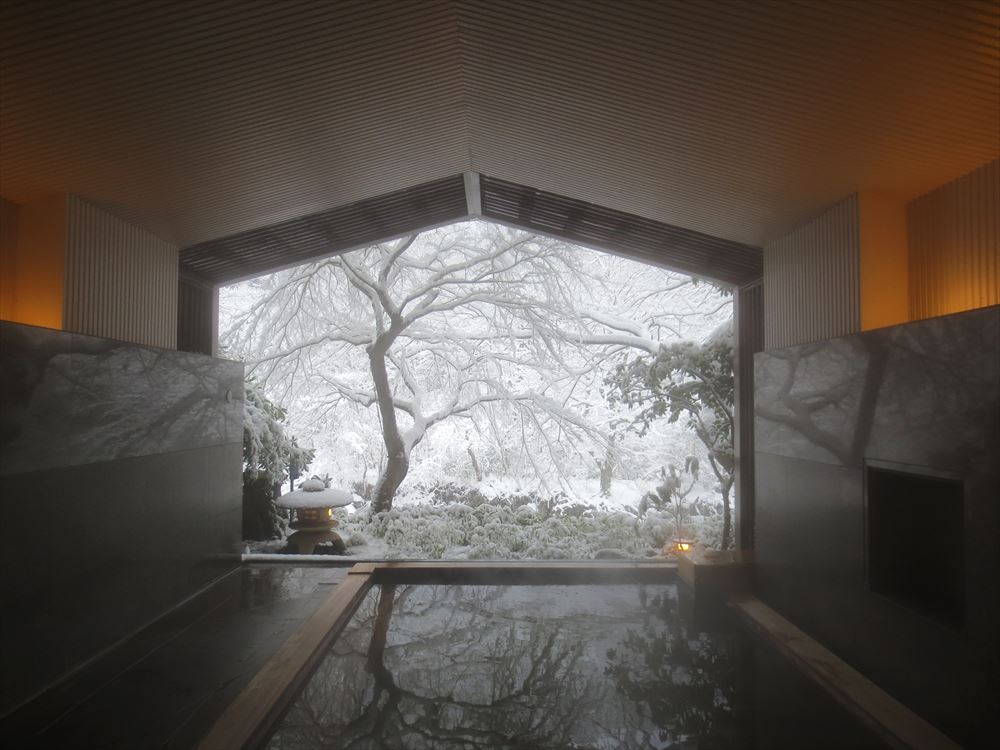 界箱根の大浴場。半露天風呂
