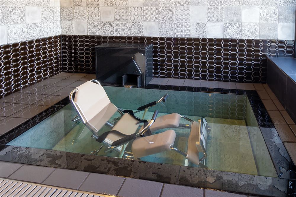 上諏訪温泉「しんゆ」。館内はユニバーサルデザイン仕様となっており、車椅子のまま入れる昇降式貸切温泉も完備。