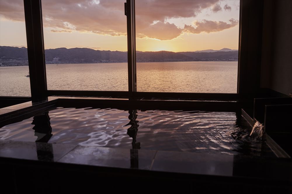上諏訪温泉「しんゆ」。刻一刻と移り変わる諏訪湖の幻想的な景色を客室露天風呂で好きな時に好きなだけ堪能。