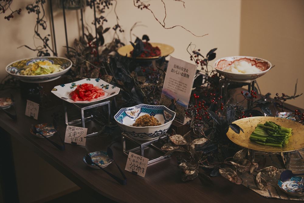 上諏訪温泉「しんゆ」。朝食時には信州の美味しい野菜を漬けた漬物ビュッフェも体験できます。