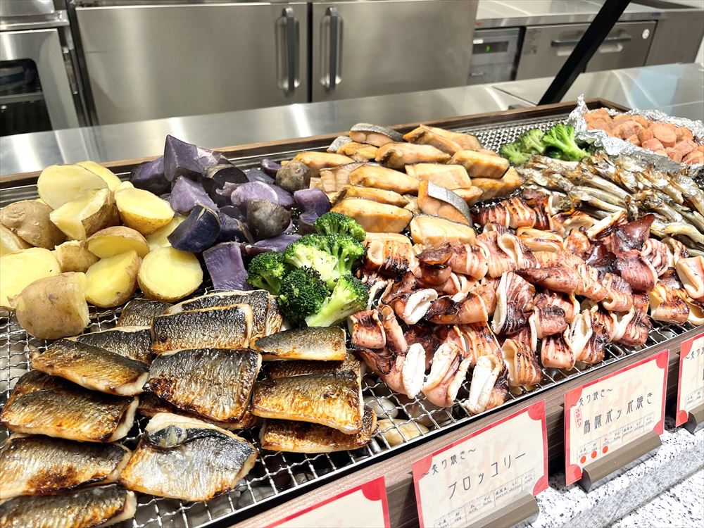 ラビスタ函館ベイANNEX_朝食。北海道食材メインの炙り焼きコーナー。素材の味が引き立ちます。（一部日替わり）