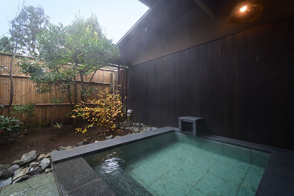 修善寺 離れ宿 鬼の栖。開放的な広い専用露天風呂では、坪庭を眺めながら名湯「修善寺温泉の湯」を心ゆくまでお楽しみいただけます。