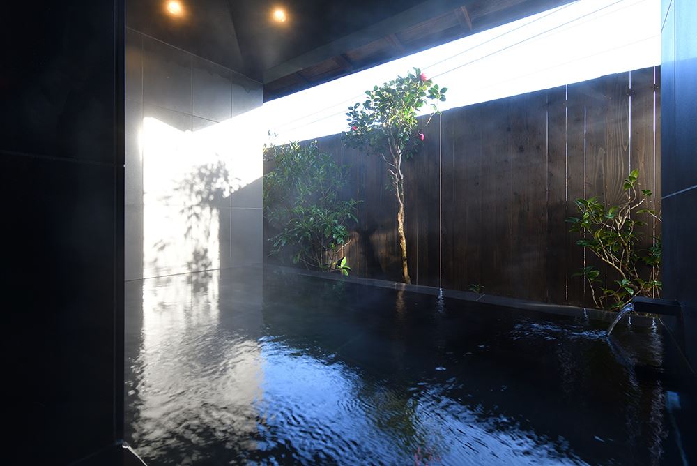修善寺 離れ宿 鬼の栖。モダンな設えの広い半露天風呂では、名湯「修善寺温泉の湯」を心ゆくまでお楽しみいただけます。