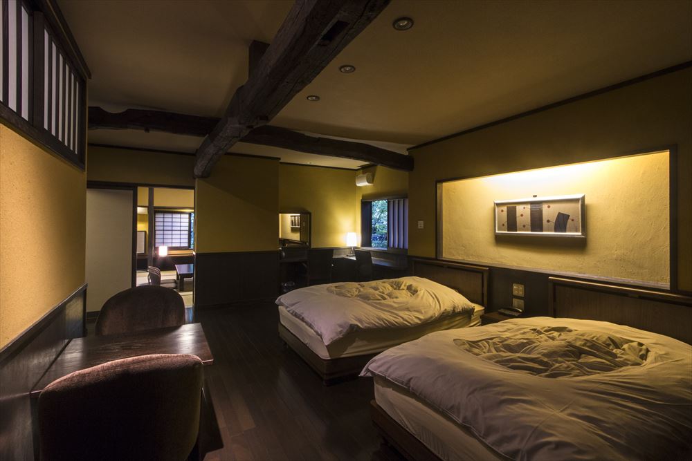 旅館 山河。当館唯一の和洋室「ねむの木」のベッドルーム。